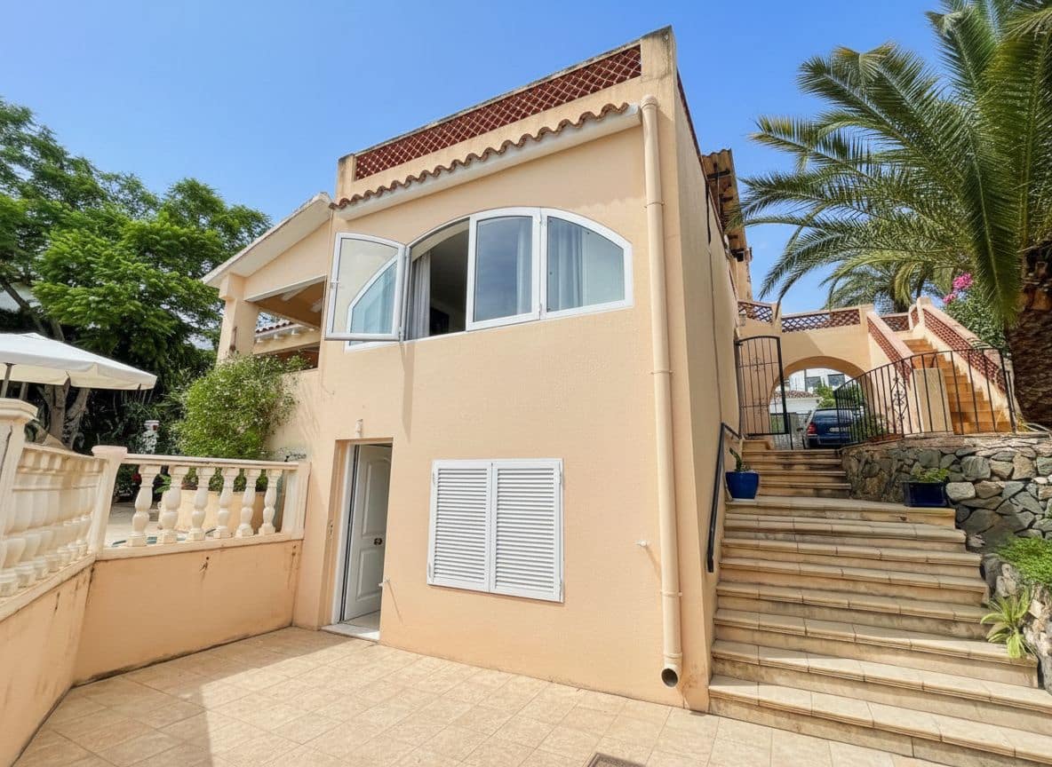 4 soveværelse Villa til salg i Benissa med swimmingpool garage - € 590.000 (Ref: 9542124)