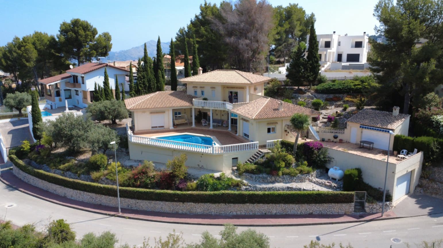 3 soveværelse Villa til salg i Orba med swimmingpool garage - € 575.000 (Ref: 9563844)