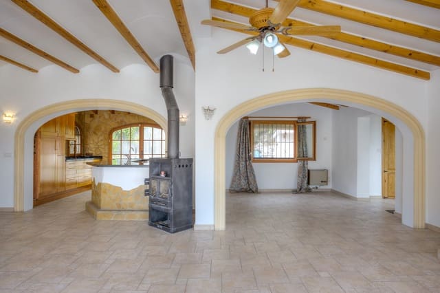 5 bedroom Villa for sale in Moraira, Teulada-Moraira with pool - € 745,000 (Ref: 9563851)