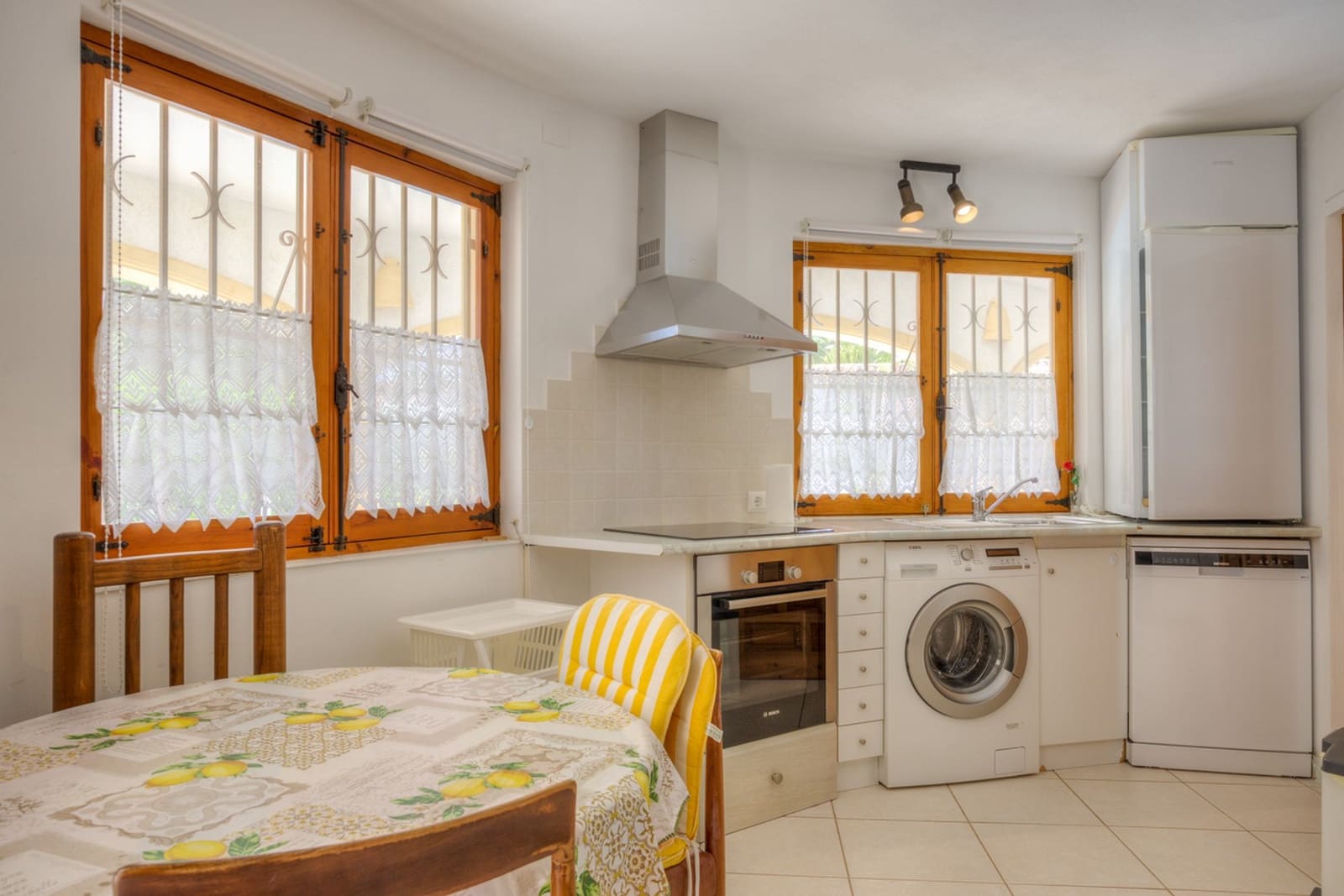 5 bedroom Villa for sale in Moraira with pool - € 745,000 (Ref: 9563851)