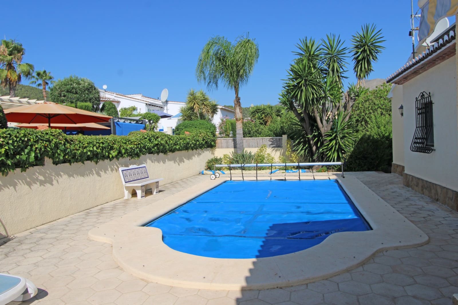 3 soveværelse Villa til salg i Orba med swimmingpool garage - € 560.000 (Ref: 9563861)