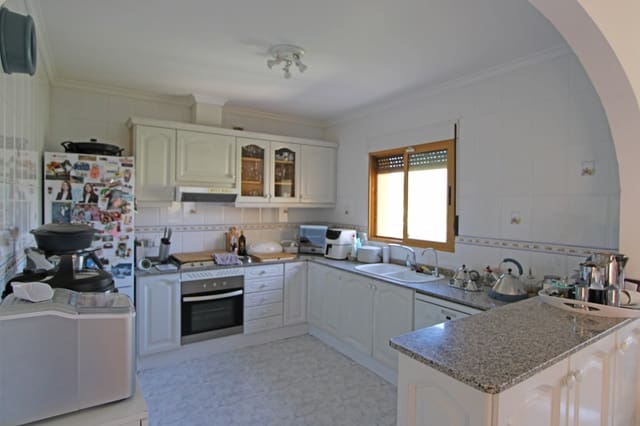 3 soveværelse Villa til salg i Orba med swimmingpool garage - € 525.000 (Ref: 9563862)