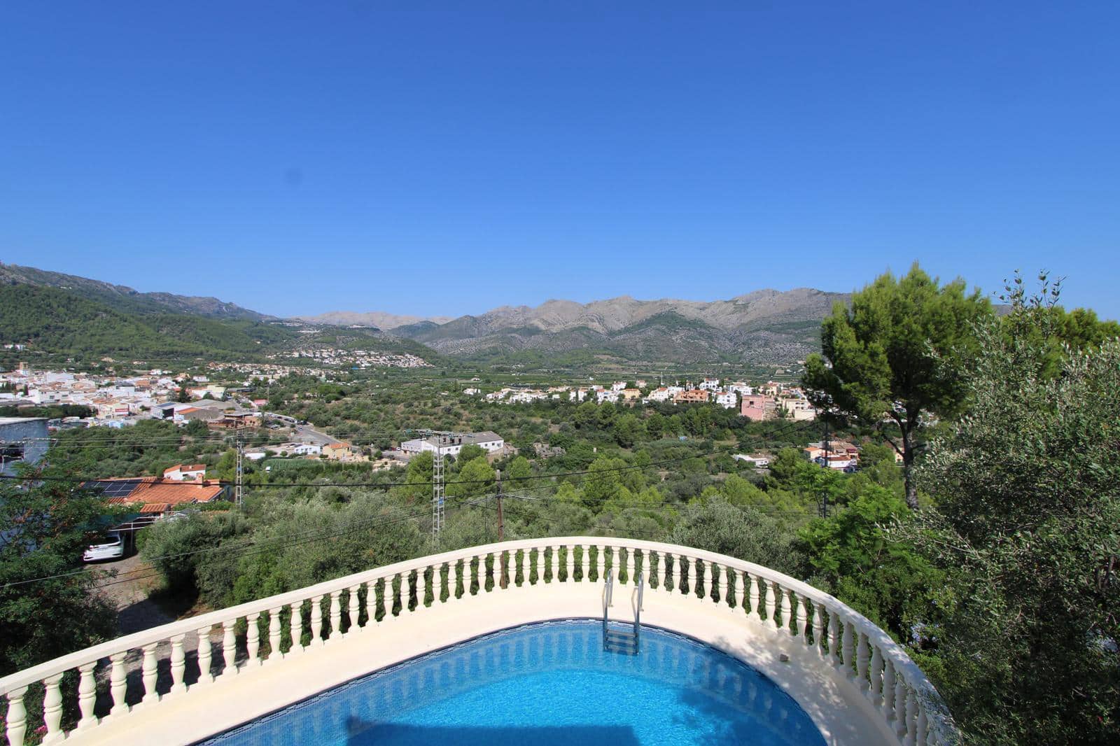 3 soveværelse Villa til salg i Orba med swimmingpool garage - € 525.000 (Ref: 9563862)