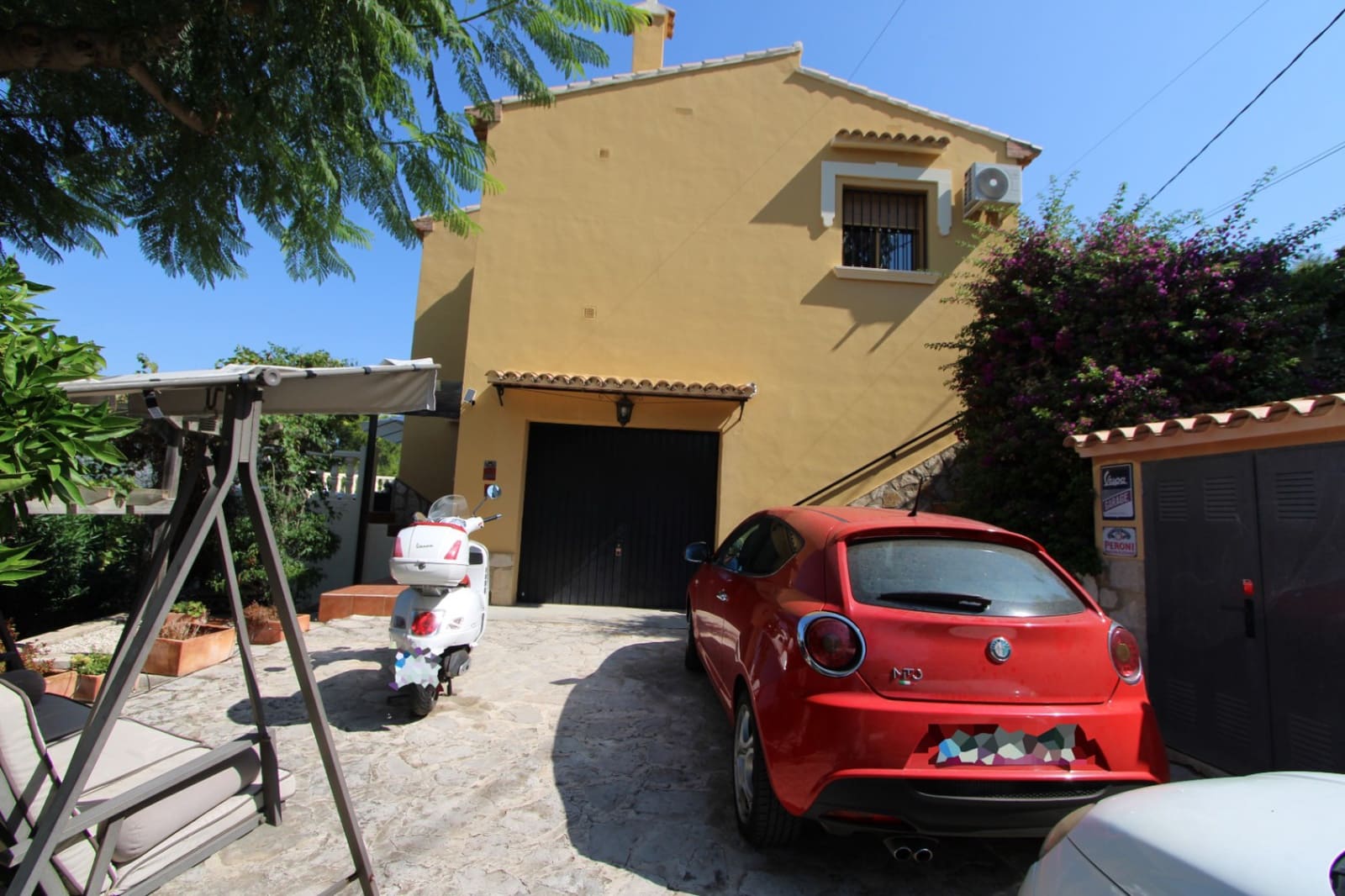 3 soveværelse Villa til salg i Orba med swimmingpool garage - € 525.000 (Ref: 9563862)