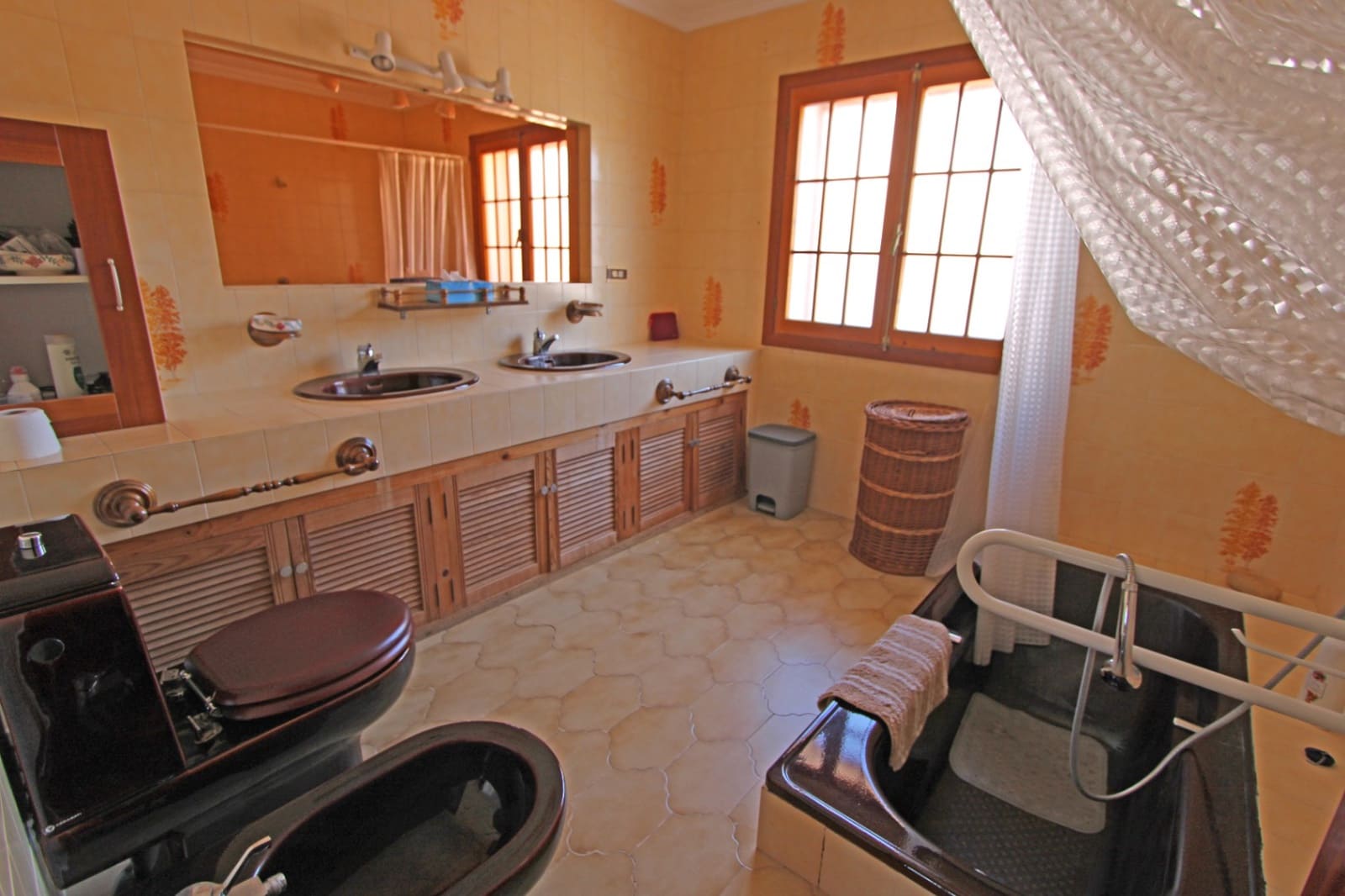 6 Zimmer Villa zu verkaufen in Orba mit Pool - 690.000 € (Ref: 9563875)