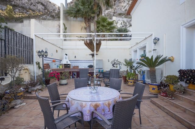 Chalet de 4 habitaciones en Calpe / Calp en venta con piscina - 750.000 € (Ref: 9563881)