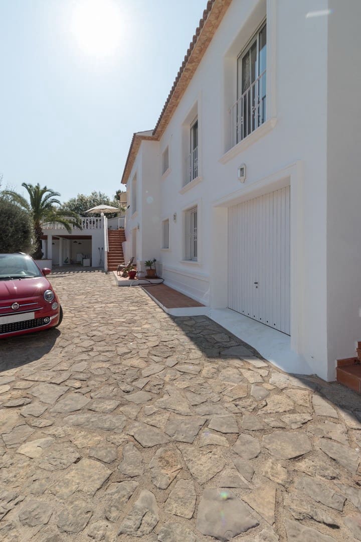 5 bedroom Villa for sale in Benissa - € 950,000 (Ref: 9832794)