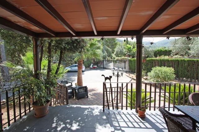 3 soveværelse Villa til salg i Orba med swimmingpool garage - € 899.000 (Ref: 9832810)