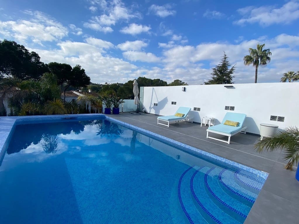 3 bedroom Villa for sale in Moraira with pool - € 995,000 (Ref: 9832817)