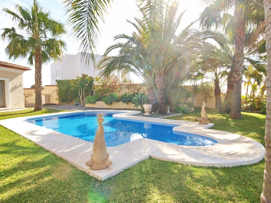 4 bedroom Villa for sale in Benissa with pool - € 1,350,000 (Ref: 9832821)