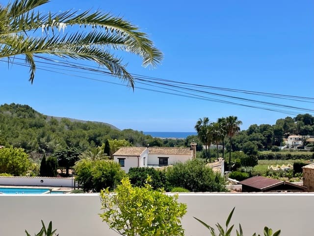 3 bedroom Villa for sale in Moraira, Teulada-Moraira - € 1,250,000 (Ref: 9873909)