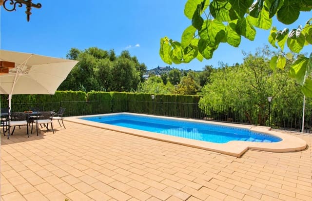 4 bedroom Villa for sale in Orba with pool garage - € 525,000 (Ref: 9944877)