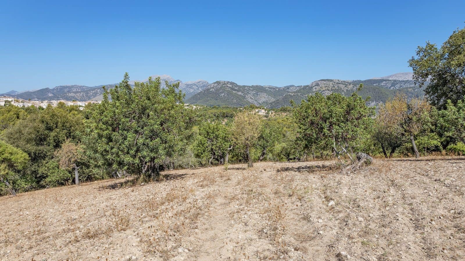 Grunde uden byggetilladelser til salg i Ullaro - € 590.000 (Ref: 7450868)