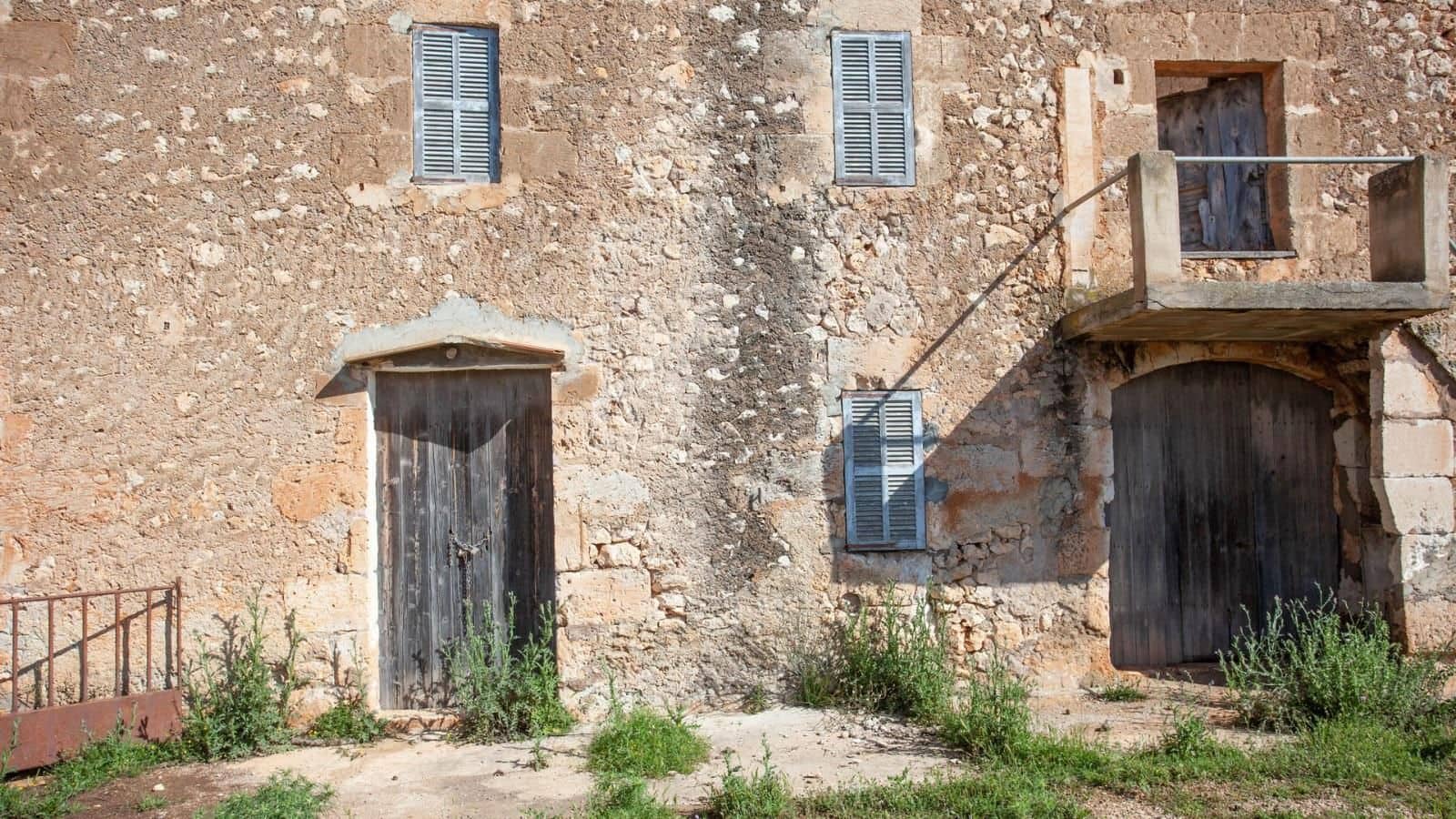 Finca/Herregård til salgs i Cala Anguila med garasje - € 1 750 000 (Ref: 9523216)