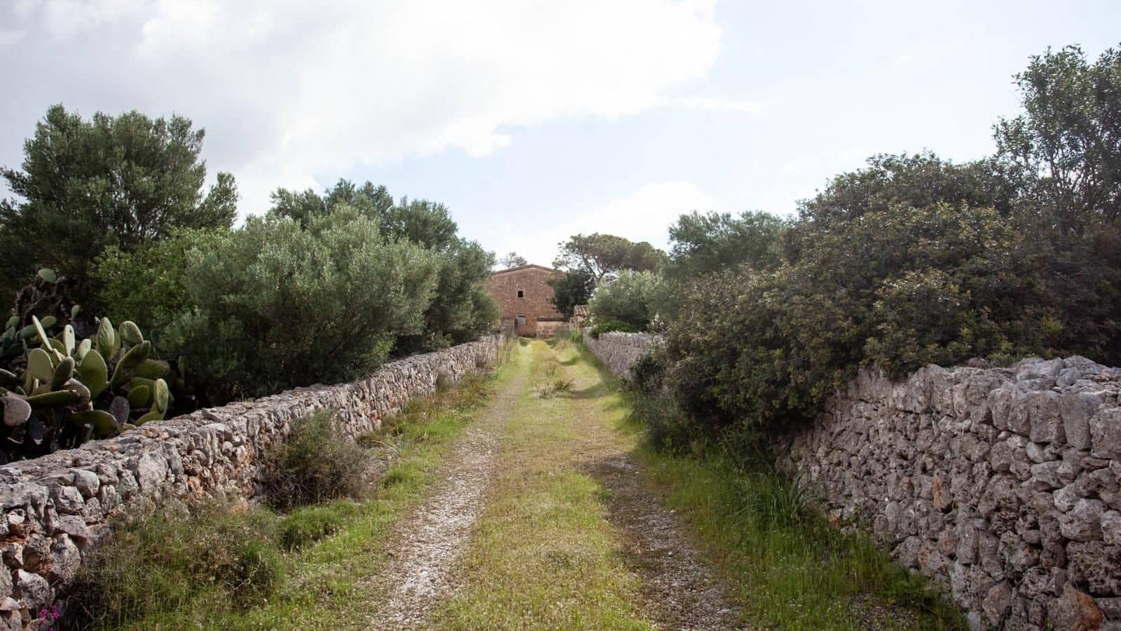 Finca/Herregård til salgs i Cala Anguila med garasje - € 1 750 000 (Ref: 9523216)