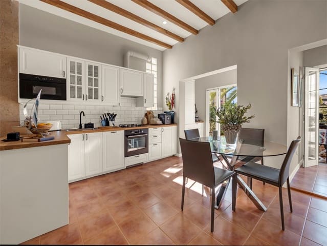 2 bedroom Flat for sale in Santa Catalina, Palma de Mallorca - € 799,000 (Ref: 9597143)