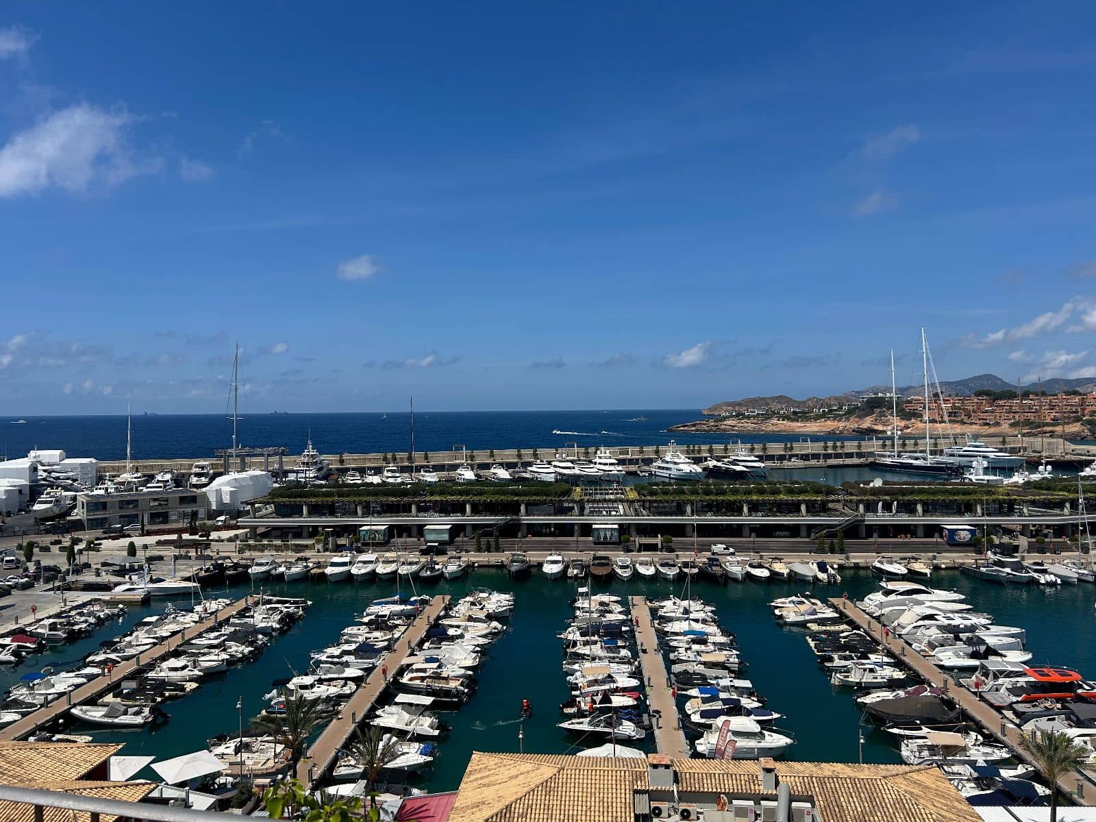 2 makuuhuone Asunto myytävänä paikassa El Toro / Port Adriano mukana uima-altaan 
autotalli - 825 000 € (Ref: 9694062)