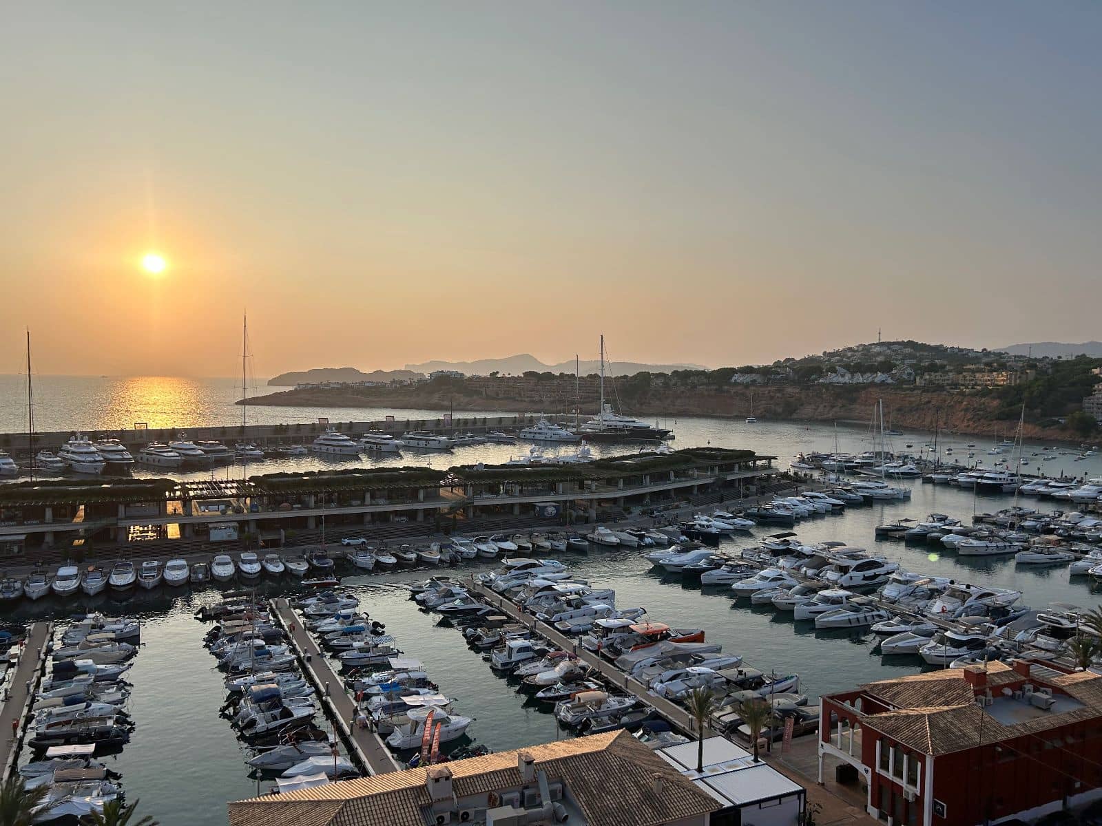 2 makuuhuone Asunto myytävänä paikassa El Toro / Port Adriano mukana uima-altaan 
autotalli - 825 000 € (Ref: 9694062)