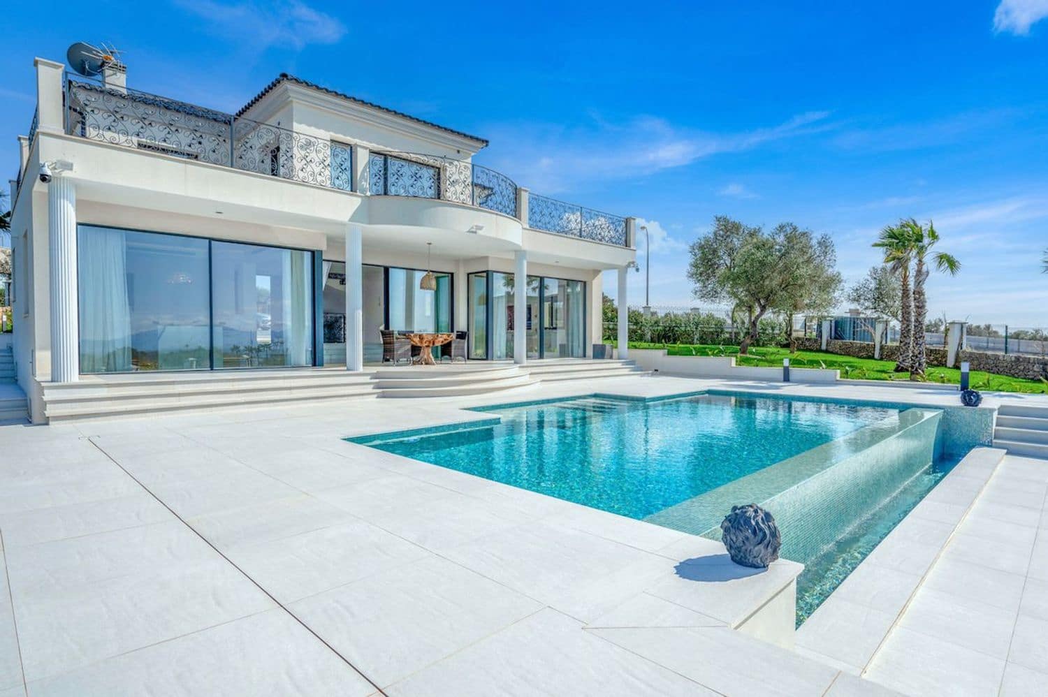 4 soveværelse Villa til salg i Son Ferriol med swimmingpool - € 3.495.000 (Ref: 9023213)