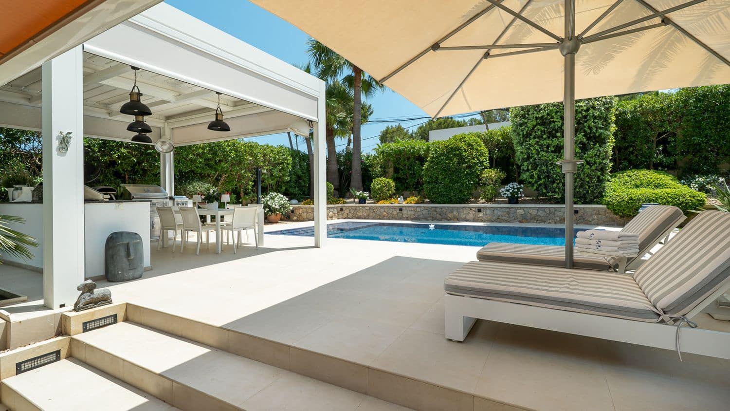 5 bedroom Villa for sale in Santa Ponsa with pool - € 3,750,000 (Ref: 9084988)