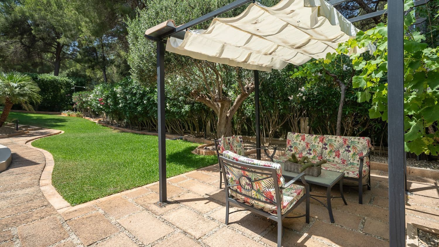 5 bedroom Villa for sale in Santa Ponsa with pool - € 3,750,000 (Ref: 9084988)