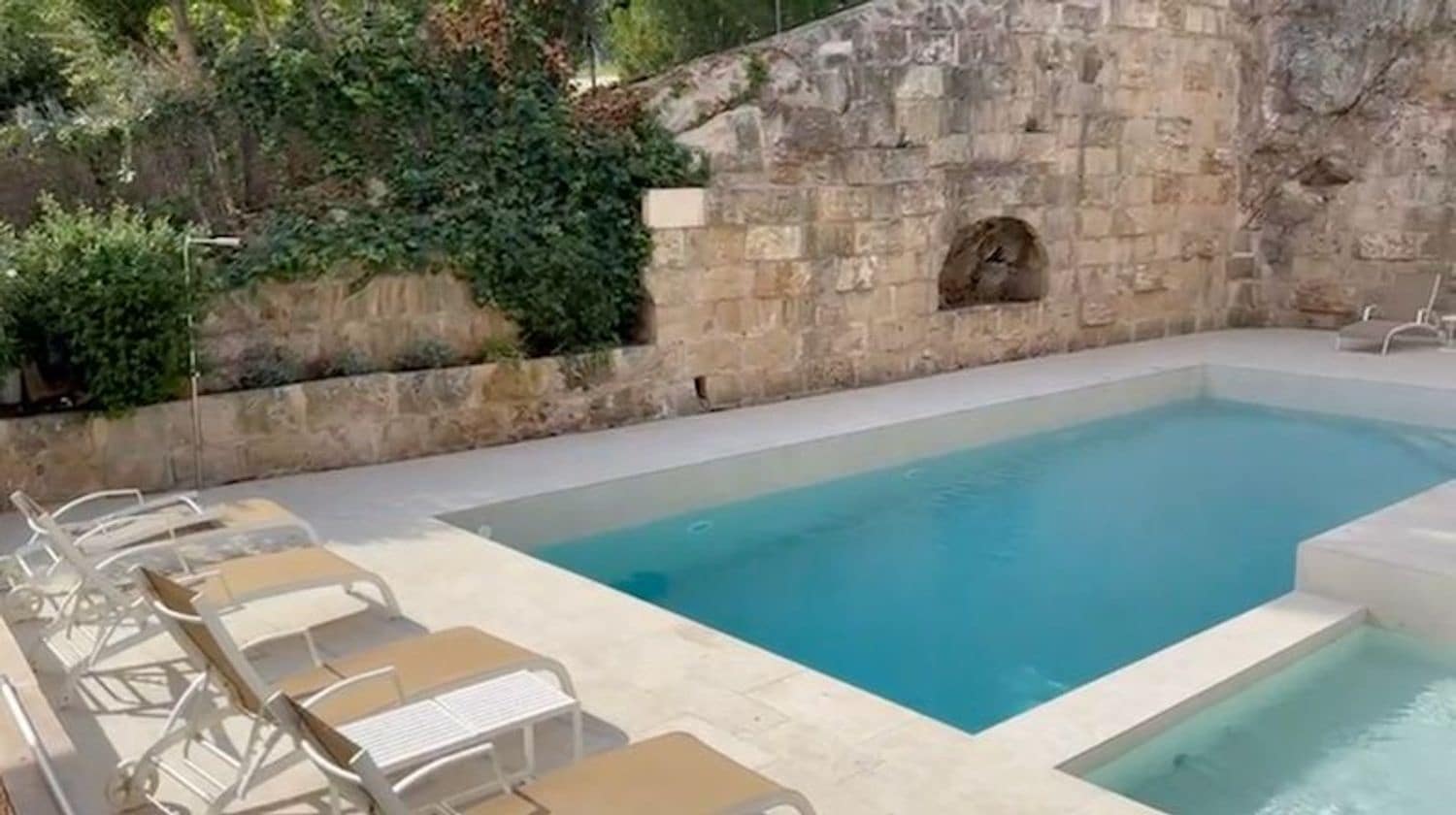 Apartamento de 2 habitaciones en Portals Nous en alquiler con piscina - 2.450 € (Ref: 9547871)