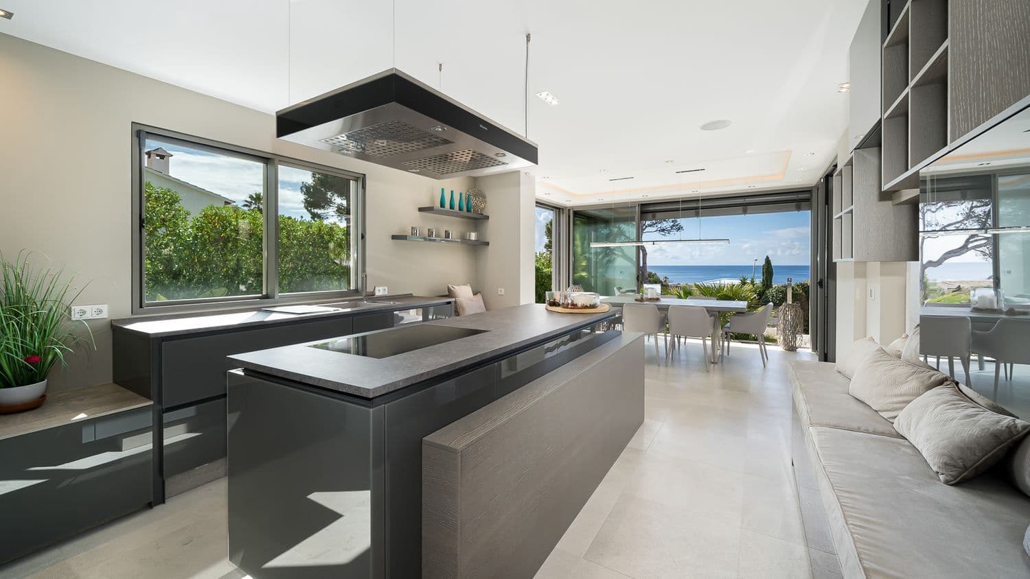 4 soveværelse Villa til salg i Santa Ponsa med swimmingpool - € 6.500.000 (Ref: 9698123)