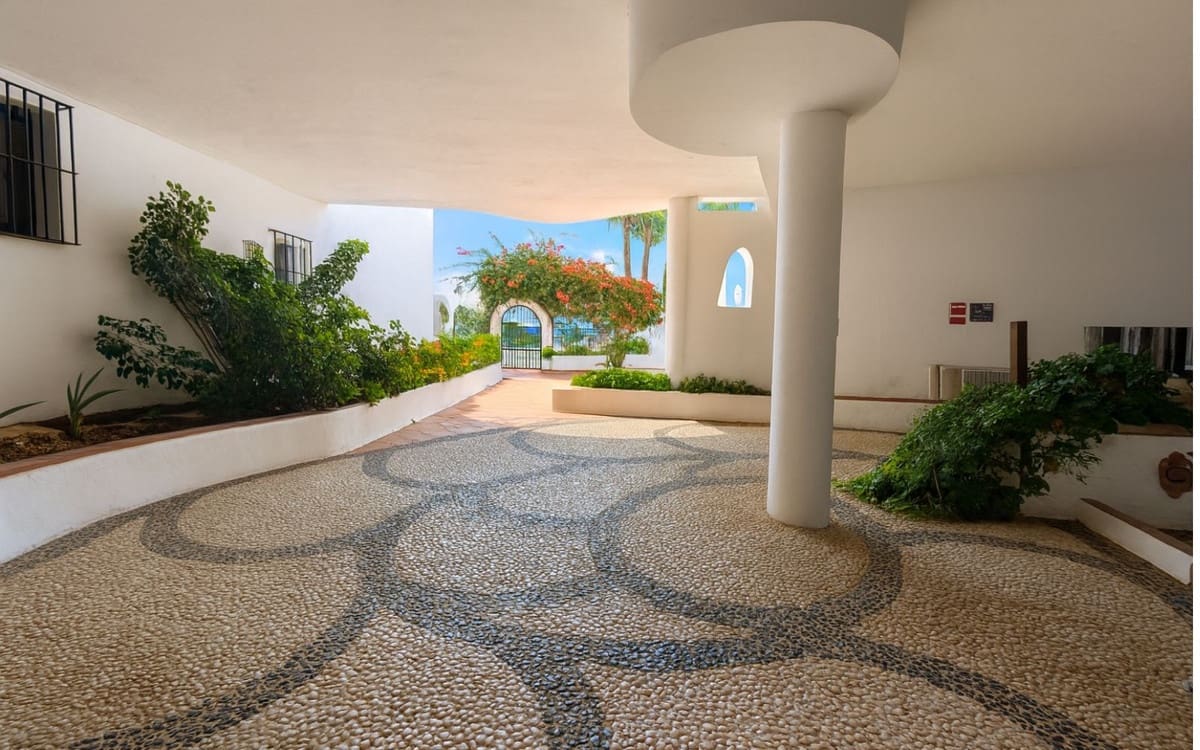 2 bedroom Apartment for sale in Cabopino - € 625,000 (Ref: 9383277)