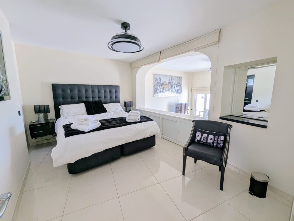 2 bedroom Apartment for sale in Cabopino with pool garage - € 595,000 (Ref: 9383277)