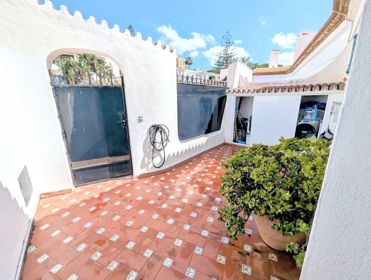 2 bedroom Apartment for sale in Cabopino with pool garage - € 595,000 (Ref: 9383277)