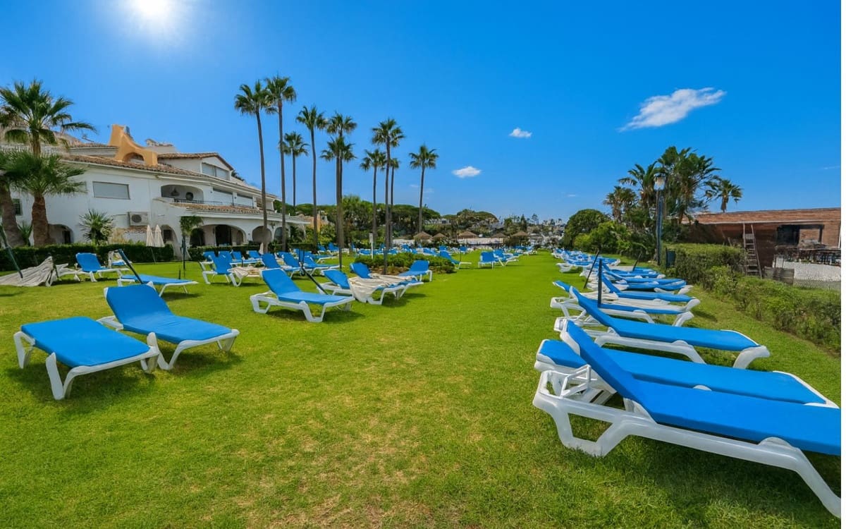 2 bedroom Apartment for sale in Cabopino with pool garage - € 595,000 (Ref: 9383277)
