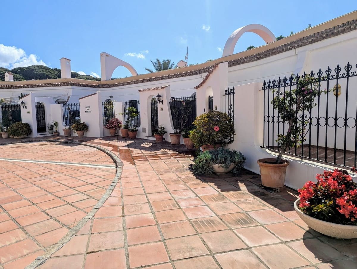 2 bedroom Apartment for sale in Cabopino with pool garage - € 595,000 (Ref: 9383277)