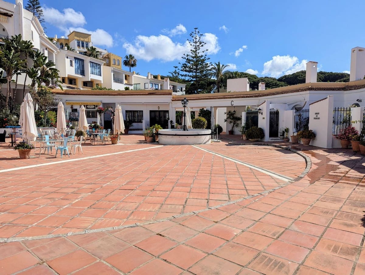 2 bedroom Apartment for sale in Cabopino with pool garage - € 595,000 (Ref: 9383277)