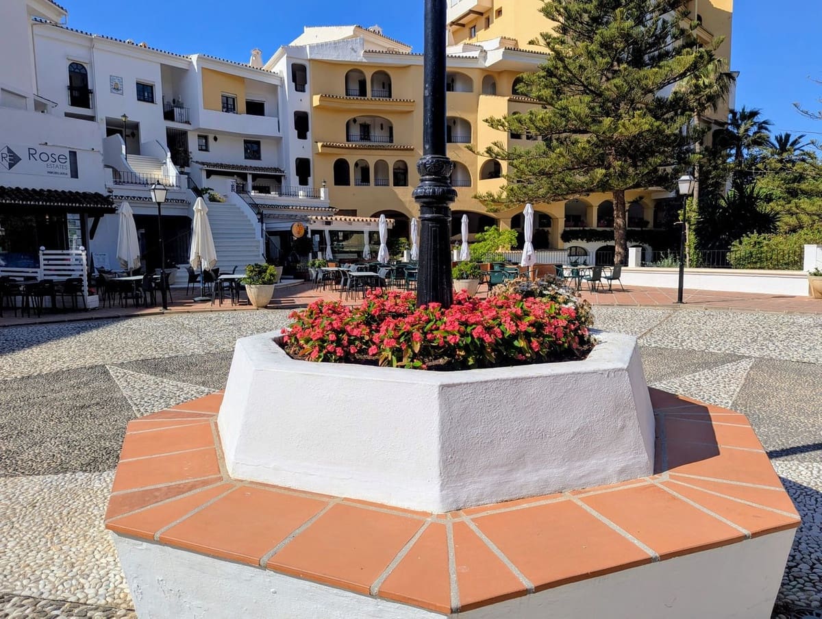 2 bedroom Apartment for sale in Cabopino with pool garage - € 595,000 (Ref: 9383277)