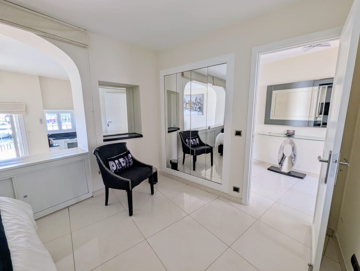 2 soverom Leilighet til salgs i Cabopino med svømmebasseng garasje - € 595 000 (Ref: 9383277)
