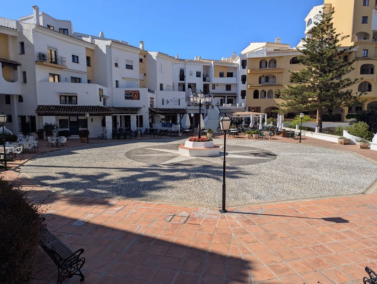 2 soverom Leilighet til salgs i Cabopino med svømmebasseng garasje - € 595 000 (Ref: 9383277)