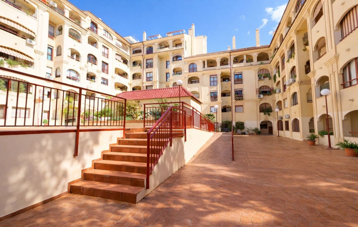 4 bedroom Apartment for sale in Arroyo de la Miel - € 450,000 (Ref: 9676324)