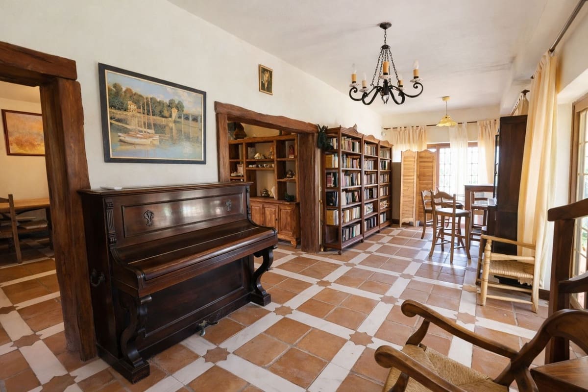 Chalet de 4 habitaciones en La Cala de Mijas en venta - 1.195.000 € (Ref: 9684061)