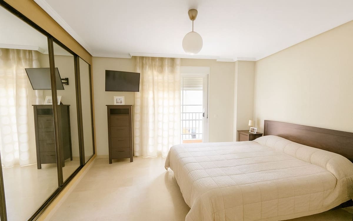 2 bedroom Apartment for sale in Benalmadena Costa - € 405,000 (Ref: 9787982)