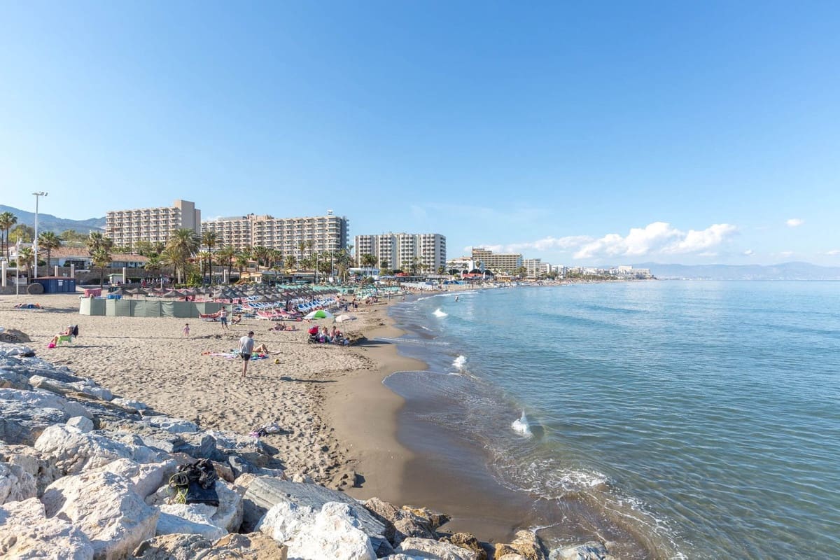 2 bedroom Apartment for sale in Benalmadena Costa - € 405,000 (Ref: 9787982)
