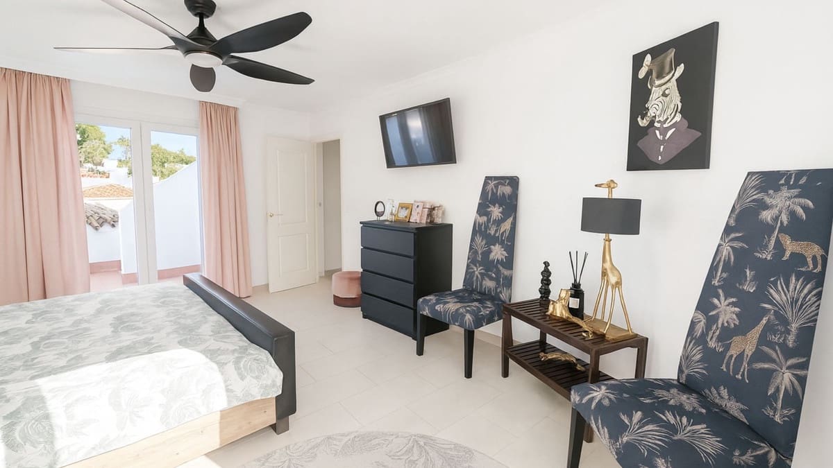 Chalet de 4 habitaciones en El Rosario en venta con piscina garaje - 1.380.000 € (Ref: 9889308)