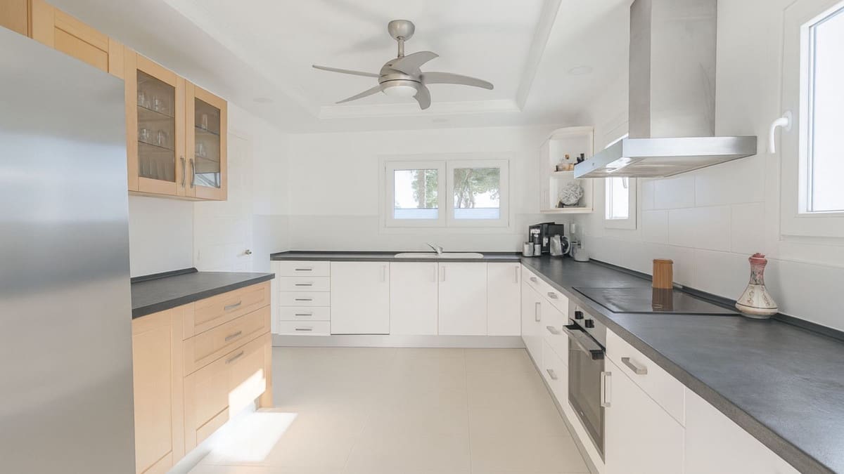 Chalet de 4 habitaciones en El Rosario en venta con piscina garaje - 1.380.000 € (Ref: 9889308)