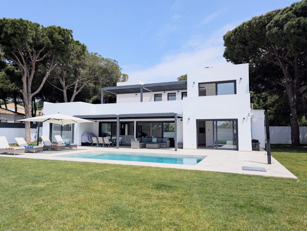 3 slaapkamer Villa te koop in Cabopino met zwembad - € 1.775.000 (Ref: 9938722)
