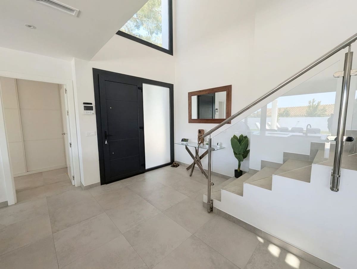 3 slaapkamer Villa te koop in Cabopino met zwembad - € 1.775.000 (Ref: 9938722)