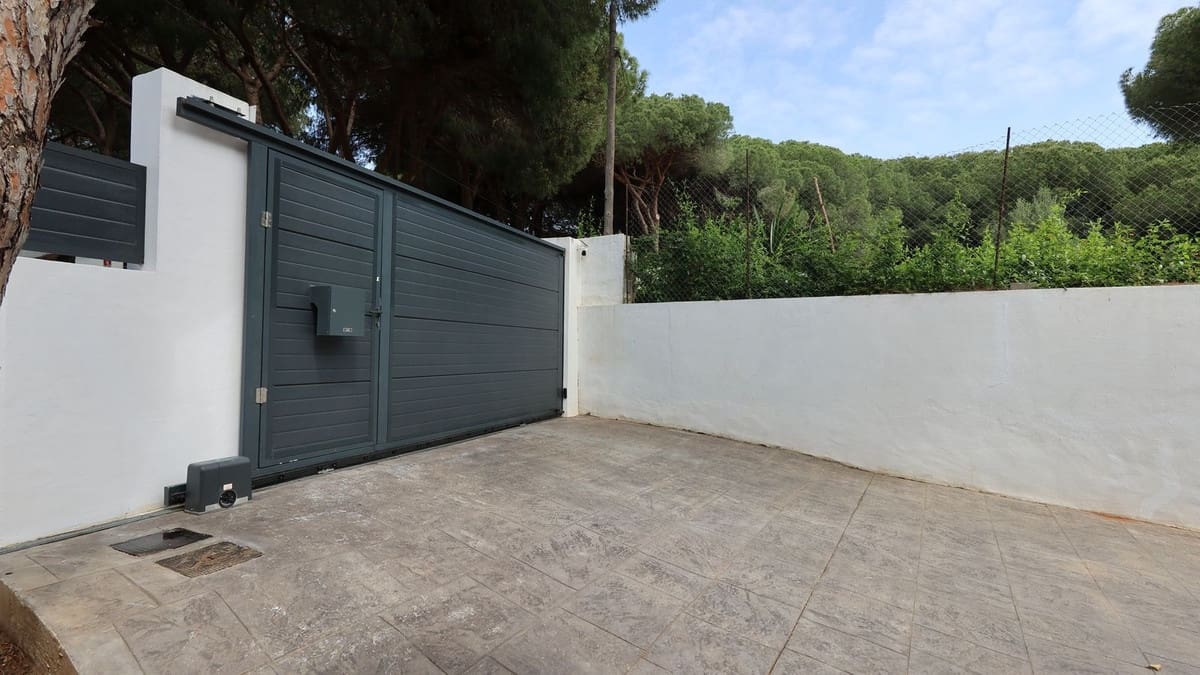 3 slaapkamer Villa te koop in Cabopino met zwembad - € 1.775.000 (Ref: 9938722)