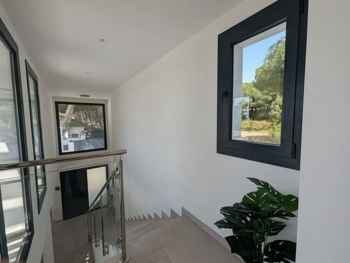 3 slaapkamer Villa te koop in Cabopino met zwembad - € 1.775.000 (Ref: 9938722)