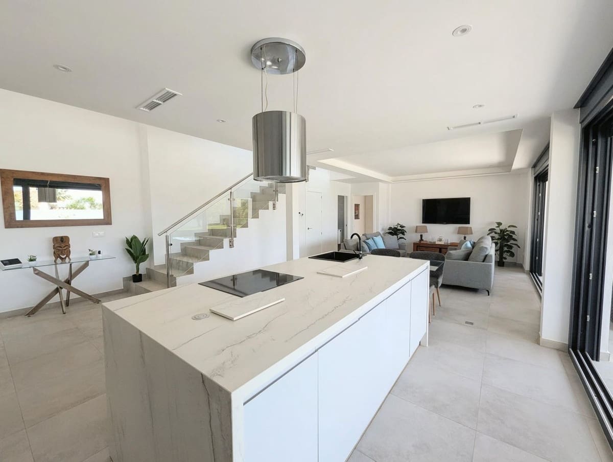 3 slaapkamer Villa te koop in Cabopino met zwembad - € 1.775.000 (Ref: 9938722)