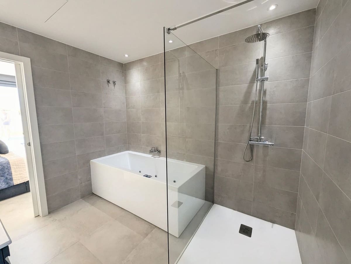 3 slaapkamer Villa te koop in Cabopino met zwembad - € 1.775.000 (Ref: 9938722)