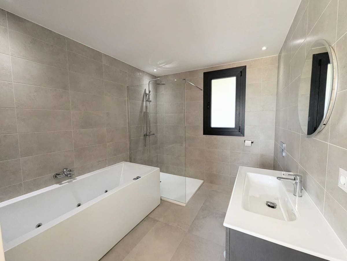 3 slaapkamer Villa te koop in Cabopino met zwembad - € 1.775.000 (Ref: 9938722)