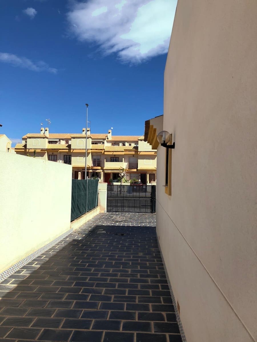 3 slaapkamer Villa te koop in Torre de la Horadada met garage - € 320.000 (Ref: 9895325)